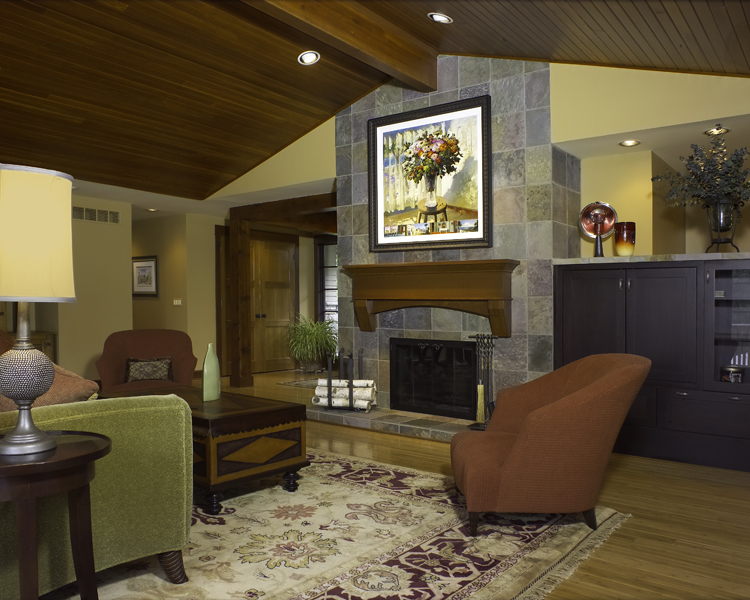 5905 Upper Straits â€“ Living room with vaulted wood-clad ceiling